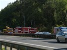 Nákladní auto na dálnici D11 se po nehod s kamionem obrátilo na bok....