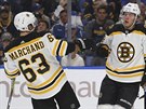 Brad Marchand (63) a David Pastrák (88) se radují z bostonského gólu.