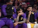 LeBron James, Brandon Ingram a Kyle Kuzma (zleva) z LA Lakers se domlouvají,...