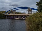 Nový most ve Svinarech dostal ocelové oblouky (2. 10. 2018).