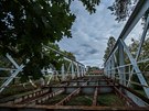 Nov most ve Svinarech dostal ocelov oblouky, na snmku je st pvodnho...