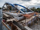 Nový most ve Svinarech dostal ocelové oblouky (2. 10. 2018).