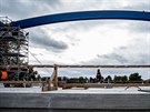 Nov most ve Svinarech dostal ocelov oblouky (2. 10. 2018).