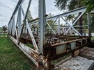 Nový most ve Svinarech dostal ocelové oblouky, na snímku část původního mostu...