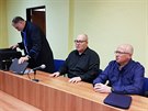 Znm prask advokt Tom Sokol (zleva) zastupuje obalovan Jana Doskoila a...