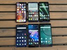 Smartphony s výezem v naem výbru zastupují iPhone XS Max a Huawei P20 Pro....