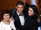 Cristiano Ronaldo, jeho matka Dolores Aveiro a sestra Katia (13. ledna 2014)