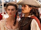 Keira Knightley a Orlando Bloom ve filmu Piráti z Karibiku: Prokletí erné...