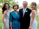 George Bush, jeho manelka Laura a jejich dcery Barbabra a Jenna (Crawford, 11....