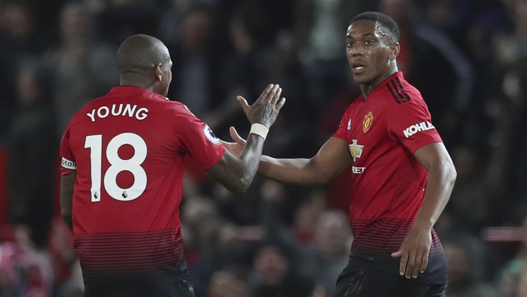 Hrá�i Manchesteru United Ashley Young (vlevo) a Anthony Martial se radují ze...