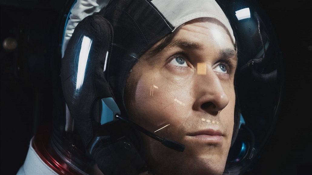 Neil Armstrong (Ryan Gosling) se po padesáti letech do�kal zaslou�ené biografie.