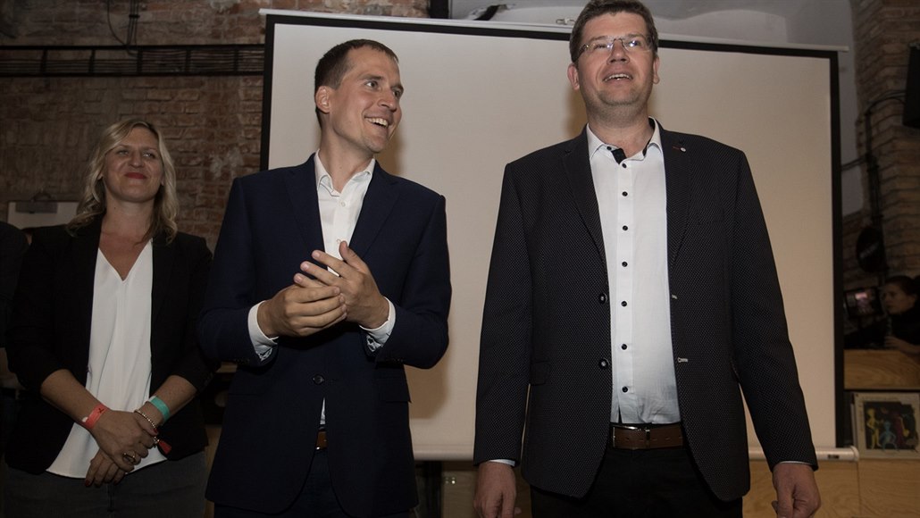 V Praze se je�t� v noci za�alo jednat o nové koalici pro pra�ský magistrát. �éf...