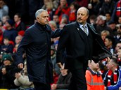 Trenér Manchesteru United Jose Mourinho (vlevo) a trenér Newcastlu Rafael...