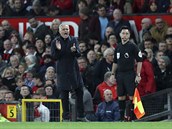 Trenér Manchesteru United Jose Mourinho povzbuzuje své svěřence v utkání proti...