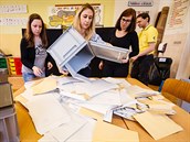 Členky volební komise sčítají hlasovací lístky na ZŠ Kodaňská v Praze. (6....
