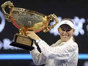 Dnsk tenistka Caroline Wozniack s trofej pro vtzku turnaje v Pekingu.