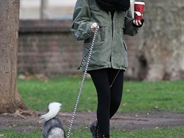 Zpvaka a hereka Miley Cyrusová na procházce se svým psem ve Filadelfii, kam...