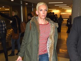 Hereka Toni Collette dorazila na letit v Los Angeles v parce s koíkem. Na...