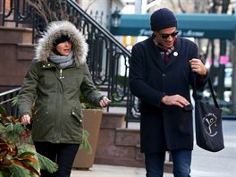 Hereka Rose Byrne se svým partnerem na procházce New Yorkem. Pod parku se jí...