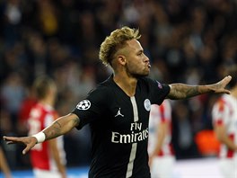 Hvzdn Neymar (PSG) slav jednu ze svch branek do st Crven zvezdy Blehrad.