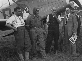 Dálkový let s Aerem Ab.11 v roce 1926, etapová zastávka ve Varšavě. Muž v...
