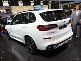 BMW X5 na autosalonu v Pai