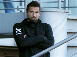 Ostravský útočník Milan Baroš po vyloučení sleduje zápas svého týmu proti...