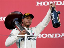 Lewis Hamilton slav triumf ve Velk cen Japonska formule 1.
