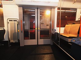 Čelní vozy obousměrné tramvaje mají na straně kabiny řidiče zvýšenou podlahu...