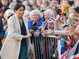 Vévodkyni ze Sussexu Meghan pivítaly davy lidí (Chichester, 3. íjna 2018).