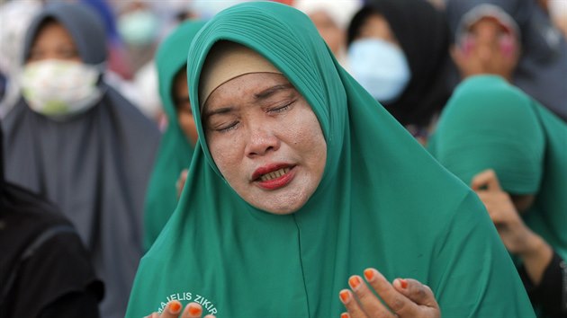 Indonsie truchl za obti zemtesen tsunami na ostrov Sulawesi (5. jna 2018)