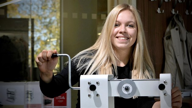 Lucie Štruncová s lisem na polymerovou hmotu, což je jeden z nástrojů, které vyrábí její rodinná firma. (5. října 2018)