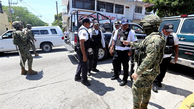 Mexick nmon pchota eskortuje suspendovan mstsk policisty. (25. z 2018)
