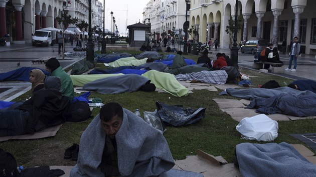 Uprchlíci čekali v parku před policejní stanicí, aby se pokusili dostat do jednoho z řeckých uprchlických táborů. (8. října 2018)