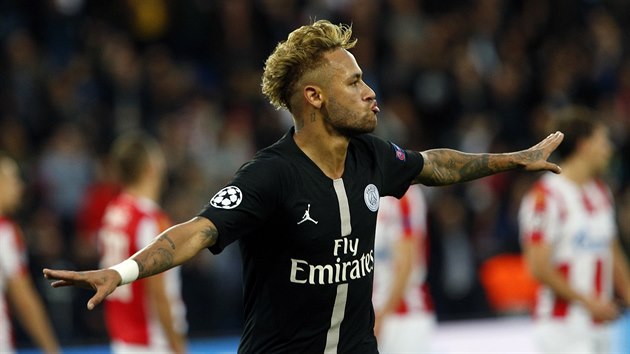 Hvzdn Neymar (PSG) slav jednu ze svch branek do st Crven zvezdy Blehrad.