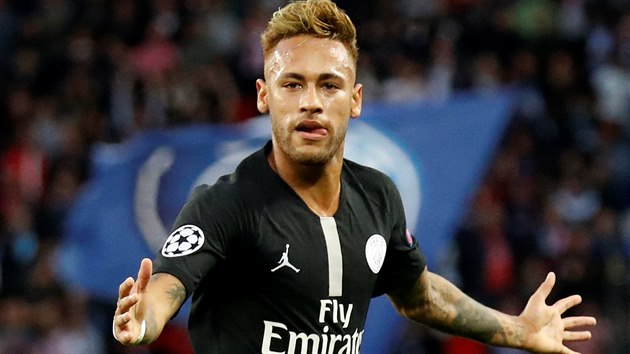Hvzdn Neymar (PSG) slav jednu ze svch branek do st Crven zvezdy Blehrad.