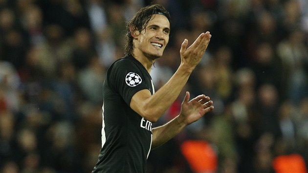 Edinson Cavani z PSG se raduje z branky proti Crven zvezd Blehrad.