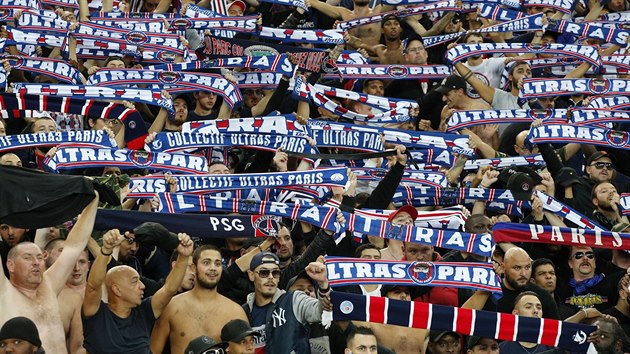 Fanouci PSG povzbuzuj svj celek v prbhu utkn proti fotbalistm Crven zvezdy Blehrad.