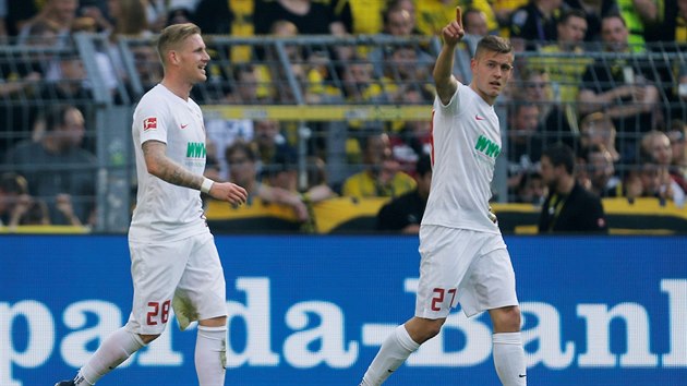 Alfreo Finnbogason z Augsburgu (vpravo) oslavuje svoji branku v utkn proti Dortmundu.