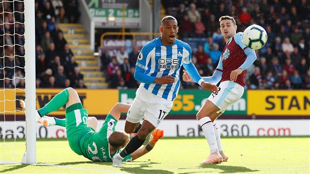 Brank�� Burnley Joe Hart zasahuje, p�ed n�m je Rajiv van La Parra z Huddersfieldu.