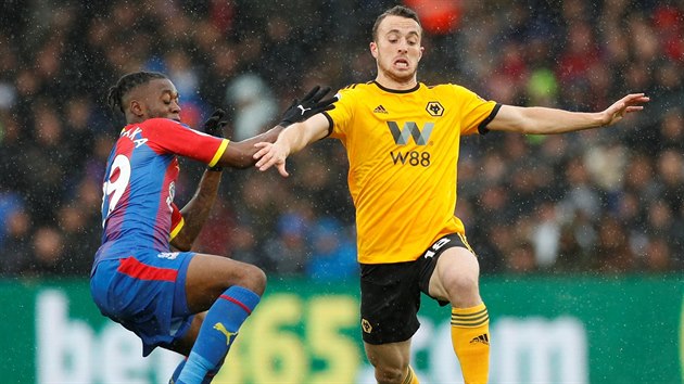 Diogo Jota z Wolverhamptonu u míče, napadá ho Aaron Wan-Bissaka z Crystal Palace.