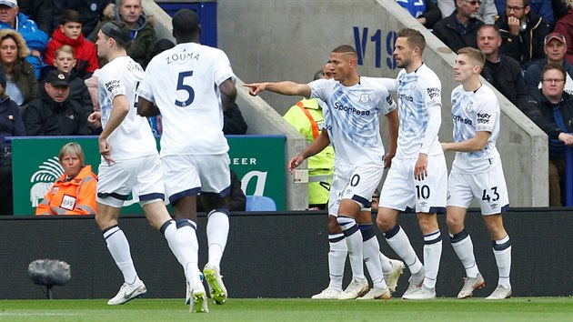 Richarlison z Evertonu (uprost�ed) oslavuje se spoluhr��i sv�j g�l v utk�n� proti Leicesteru.