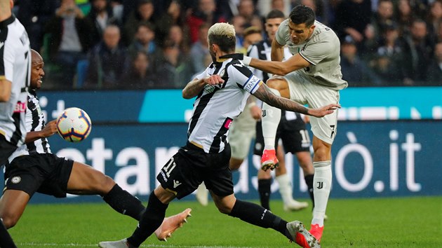 Cristiano Ronaldo z Juventusu stl na brnu pes Valona Behramiho z Udine.