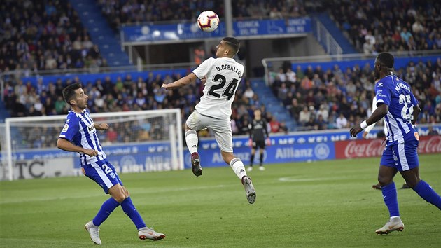 Dani Ceballos z Realu Madrid hlavikuje v utkn proti Alavsi.