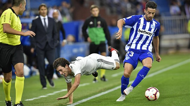 Alvaru Odriozolovi z Realu Madrid (vlevo) se nepovedlo zastavit Jonyho Rodrigueze z Alavse.