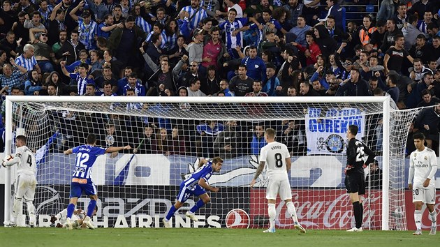 Manu Garcia z Alavse (uprosted) se raduje ze vstelenho glu v utkn s Realem Madrid.