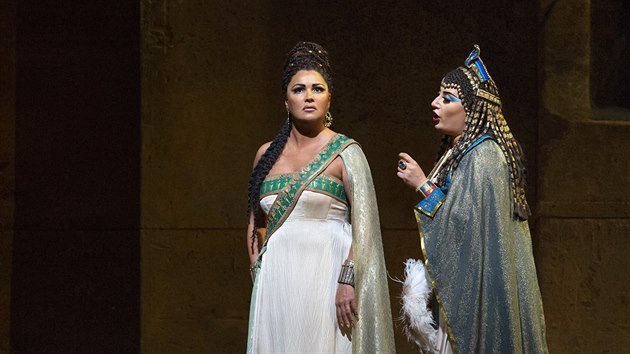 Anna Ntrebko jako Aida a Anita Rachvelishvili jako Amneris v Metropolitn opee