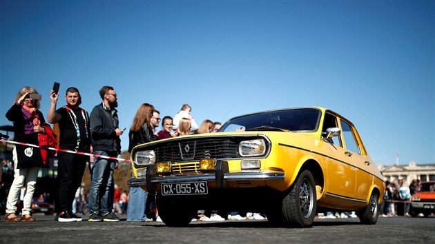 Organiztoi autosalonu uspodali jet ped otevenm pehldku vetern v ulicch Pae. Renault 12 je jedno ze slavnch francouzskch aut, na akci tedy nemohlo chybt.