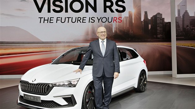Mezinárodní autosalon v Paříži, 2. října 2018. Předseda představenstva Škoda Auto Bernhard Maier uvedl nástupce modelu Rapid pod názvem Vision RS.