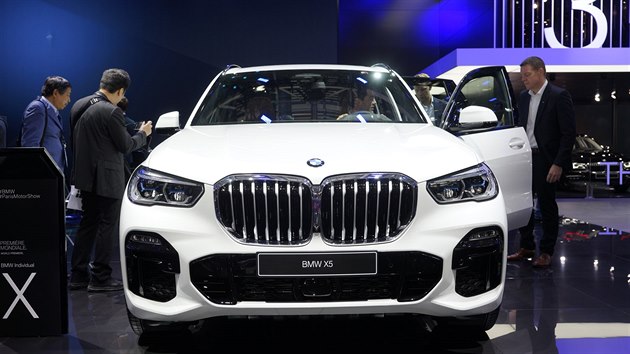 BMW X5 na autosalonu v Pai